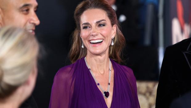 Kate Middleton con un collar en forma de corazón de amatistas y diamantes