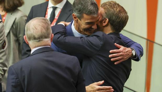 Pedro Sanchez abraza a Emmanuel Macron