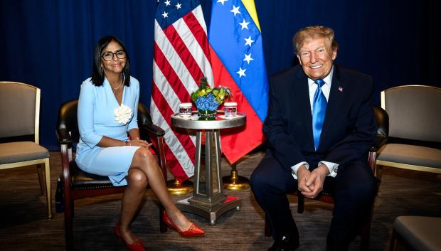 El presidente de EEUU, Donald Trump, participa en una reunión informal con la presidenta encargada de Venezuela, Delcy Rodríguez, en el hotel Lotte Palace de la ciudad de Nueva York