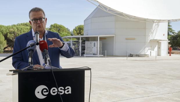 El director de la Estación de Espacio Profundo de Cebreros, Jorge Fauste, durante el acto en el que agradece el apoyo de las administraciones, los servicios de emergencia y todas las organizaciones que participaron en la respuesta al incendio forestal de Burgohondo (Ávila), que afectó a la estación en el mes de agosto, este martes en la Estación de Espacio Profundo de Cebreros (Ávila). EFE/Raúl Sanchidrián