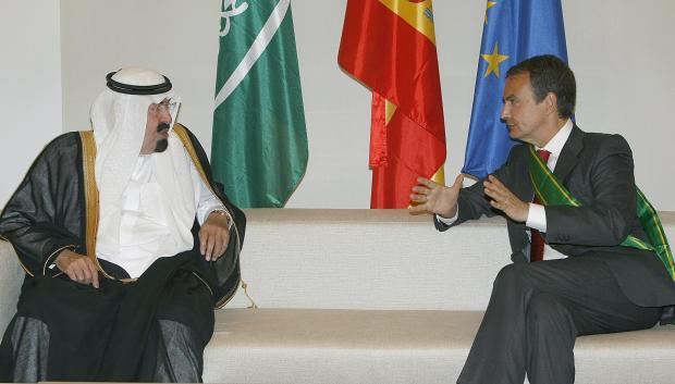 MD172 MADRID 19/06/07 : El presidente del Gobierno, José Luis Rodríguez Zapatero (d), conversa con el rey de Arabia Saudí, Abdala bin Abdelaziz, en la entrevista que mantuvieron hoy en el Palacio de la Moncloa, en Madrid. El monarca saudí, de visita en España desde ayer en respuesta a una invitación del Rey Juan Carlos, recibió una cena de honor en la residencia oficial del jefe de Gobierno. EFE/Bernardo Rodriguez