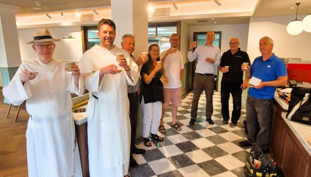 Varios frailes y laicos celebran la puesta en marcha de la cafetería