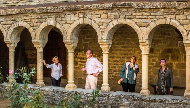 Visitantes en el claustro románico de la catedral de Roda de Isábena