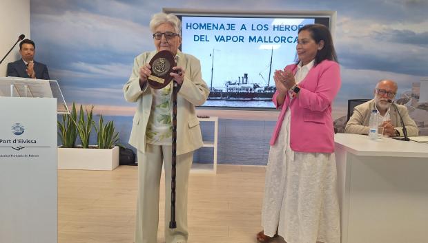 Carmen Tur, descendiente de uno de los rescatistas del vapor 'Mallorca', recibiendo la metopa.