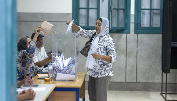 Una mujer deposita su voto en un colegio electoral de Rabat, Marruecos