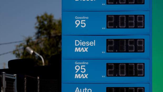 Cartel con los precios en una gasolinera, a 21 de septiembre de 2026, en Madrid (España).