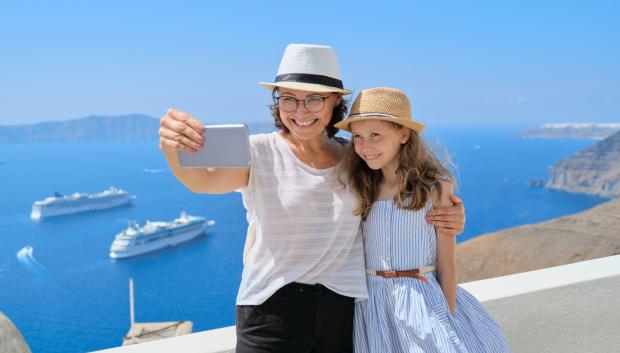 Madre e hija viajando por el Mediterráneo