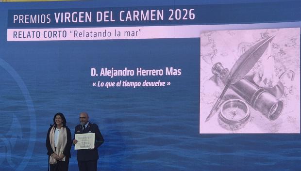 La secretaria de Estado directora del CNI, Esperanza Casteleiro, entrega el premio de relato corto a Alejandro  Herrero Mas