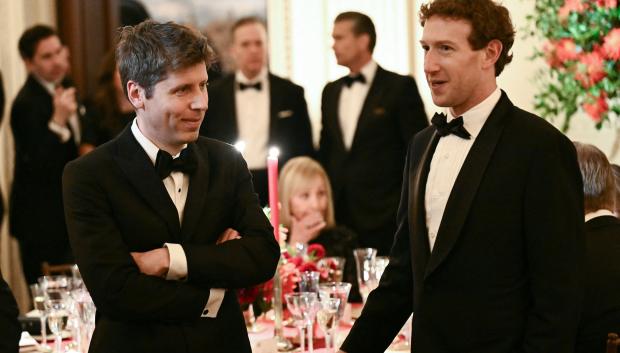 El director ejecutivo de OpenAI, Sam Altman (izquierda), y el director ejecutivo de Meta, Mark Zuckerberg (derecha)
