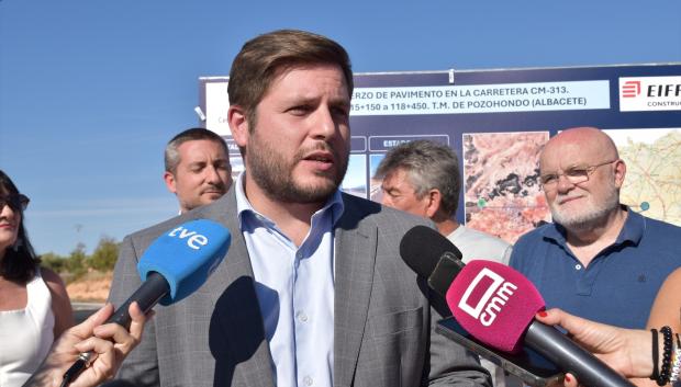 El consejero de Fomento, Nacho Hernando, atiende a los medios en Pozohondo