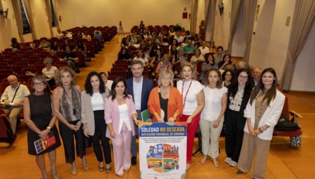 Autoridades antes del inicio de las jornadas sobre soledad no deseada