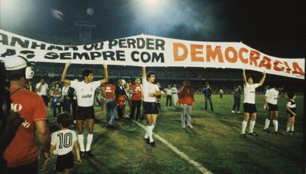Sócrates lució una pancarta para denunciar la dictadura militar de Brasil