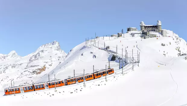 El tren cremallera llegando al hotel en invierno