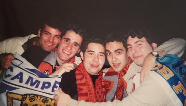 El autor y sus amigos en la grada del estadio durante el Roma-Barcelona de 2002