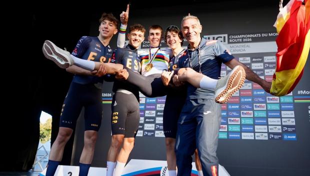 Benjamín Noval (c) celebra su medalla de oro en la prueba en ruta del Mundial de ciclismo en carretera