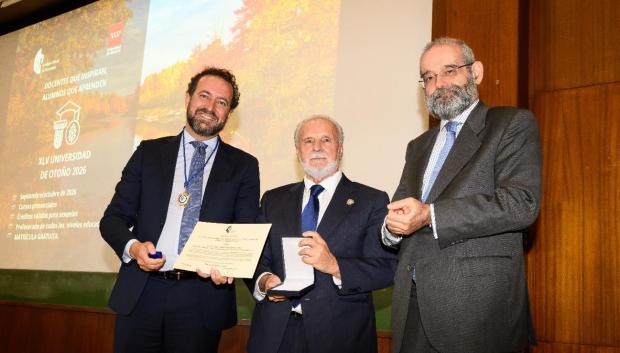 Imposición de medalla al viceconsejero, D. José Carlos Fernando Borreguero por el decano del Colegio, D. Amador Sánchez Sánchez, y el vocal de la Junta de Gobierno D. Alfonso Bullón de Mendoza y Gómez de Valugera