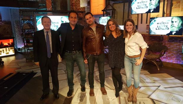 Andrea Ropero e Iñaki López se fotografiaron con Iker Jiménez y Carmen Porter en el plató de Cuarto Milenio