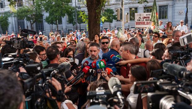 El presidente de Vox, Santiago Abascal, ofrece declaraciones a los medios antes de una manifestación