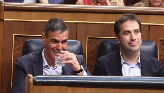 El presidente del Gobierno, Pedro Sánchez (i), y el vicepresidente primero y ministro de Economía, Comercio y Empresa, Carlos Cuerpo (d)