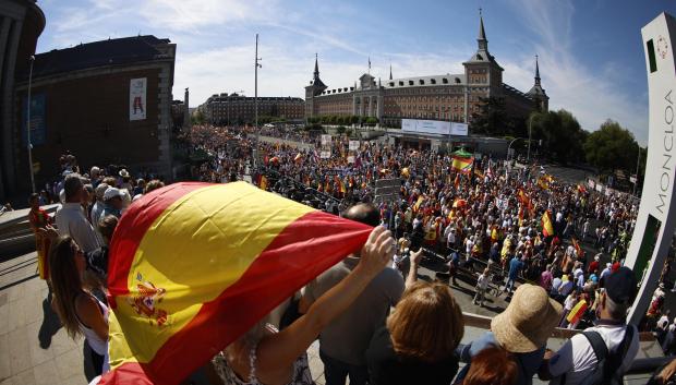 La manifestación ha terminado frente al Arco de la Victoria. La delegación del Gobierno cifra en 20.000 el número de asistentes.