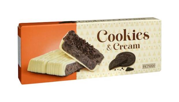 Imagen del turrón chocolate blanco Cookies & Cream Hacendado relleno de crema de galletas y cacao