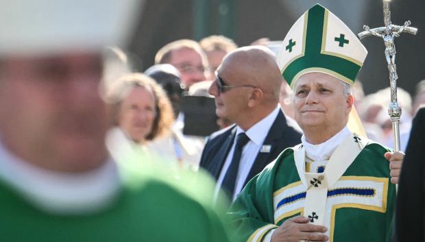 León XIV  llega para celebrar una misa en la pradera del Santuario de Nuestra Señora de Lourdes