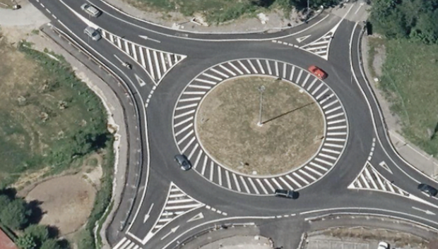 Imagen de otra rotonda con el carril interior cebreado