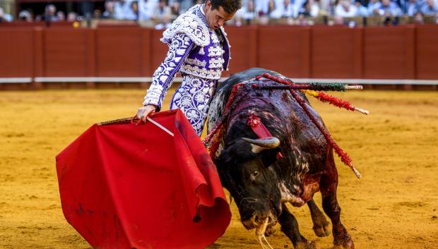 Daniel Luque, con la muleta ante el quinto de la tarde