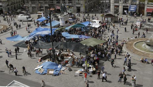 Vista aérea de algunos de los jóvenes acampados en la Puerta del Sol de Madrid a 18 de mayo de 2011
