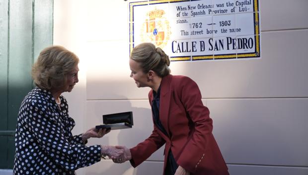 La Reina Sofía visitando las históricas placas de cerámica junto al Cabildo en Nueva Orleans