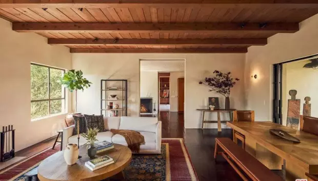 El interior está decorado con estilo rústico moderno