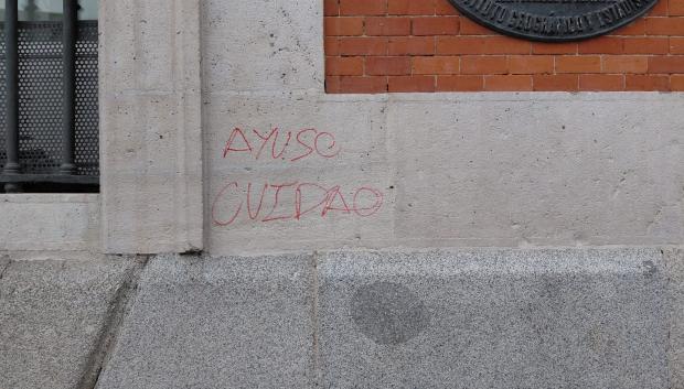 Amenazas a Isabel Díaz Ayuso en la fachada de la Real Casa de Correos