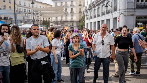 Decenas de personas protestan durante la acampada por el ‘Decreto Maricarmen’ en la Puerta del Sol, a 29 de septiembre de 2026