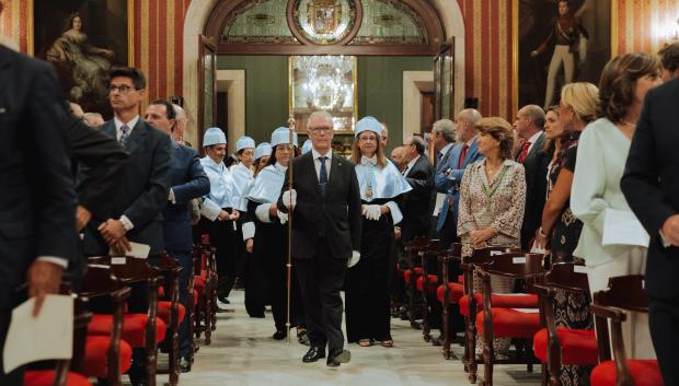 El acto, celebrado en el Salón Colón del Ayuntamiento de Sevilla, ha reunido a representantes del Patronato de la Fundación Universitaria Fernando III El Santo, del Consejo de Gobierno de la Universidad CEU Fernando III y del Comité de Coordinación de la Fundación San Pablo Andalucía CEU; miembros de la ACdP, del claustro de profesores y del personal de administración y servicios, alumnado y una amplia representación de autoridades académicas, civiles, militares y eclesiásticas.