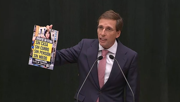 Almeida saca un folleto del 15-M en la que se ve a una joven Maestre