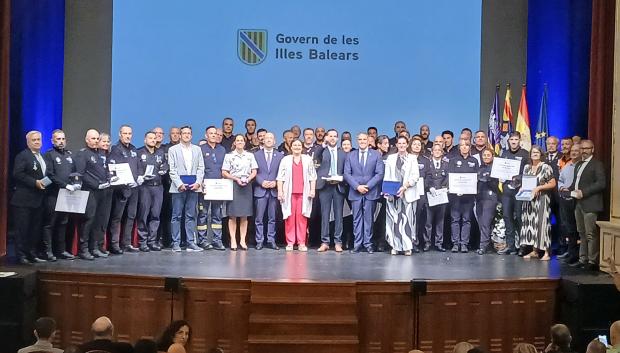 Foto de familia tras la entrega de medallas.