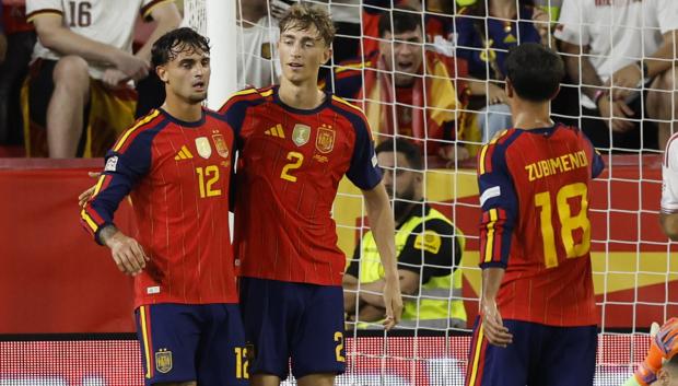 Marc Pubill (i) celebra tras anotar el segundo gol de España