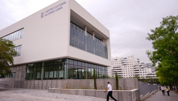 El edificio cuenta con tres plantas sobre rasante y un sótano