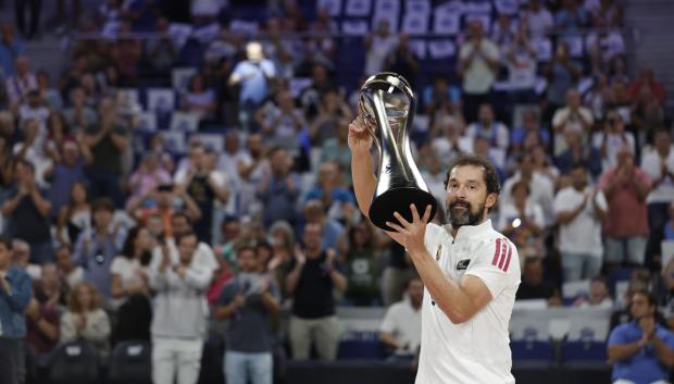 El capitán del Real Madrid Sergio Llull muestra a la afición la Supercopa de la EuroLiga, conquistada el pasado 19 de septiembre ante Olympiacos