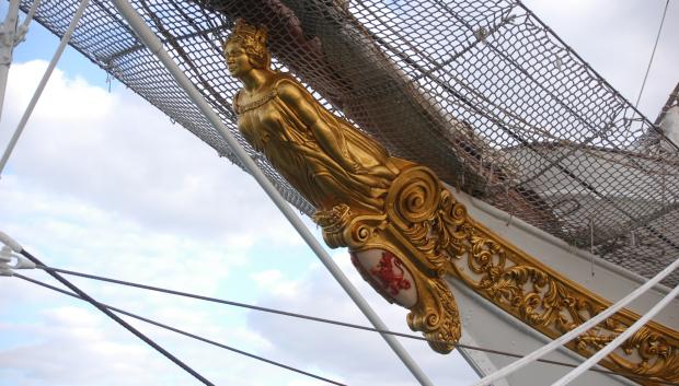 La figura de Minerva de Víctor de los Ríos en la proa del Juan Sebastián de Elcano