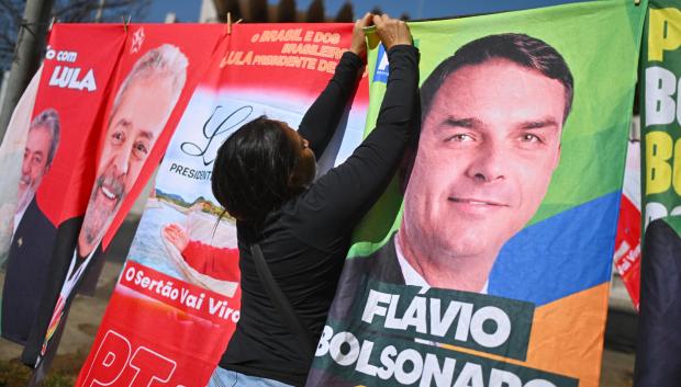 Carteles de Lula y Flávio Bolsonaro en Brasilia