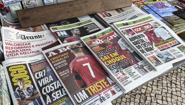 Portadas de periódicos portugueses con la salida de Cristiano Ronaldo de la concentración de la selección portuguesa de fútbol