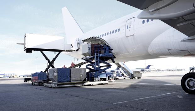 Mercancía de carga en un avión de pasajeros