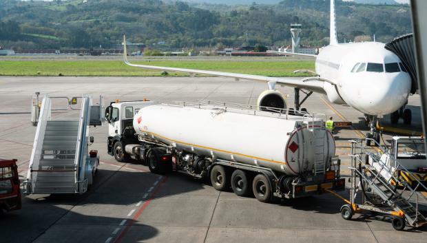 Camión cisterna para abastecer de combustible a un avión