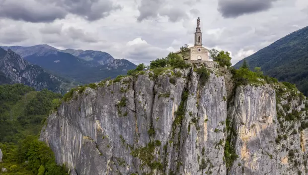 La Roca de Castellane con su iglesia