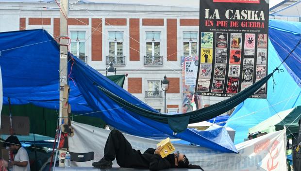 Varias personas durante la acampada por la vivienda, en la Puerta del Sol, a 1 de octubre de 2026, en Madrid (España). El Oso y el Madroño ha amanecido vallado, como anunció el alcalde de Madrid para evitar la vandalización del monumento, en el corazón de la acampada por la vivienda.

Gustavo Valiente / Europa Press
01/10/2026