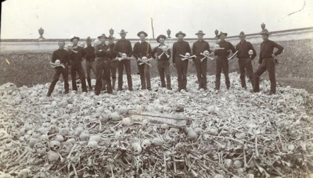 Soldados norteamericanos en 1898 ante la loma de huesos