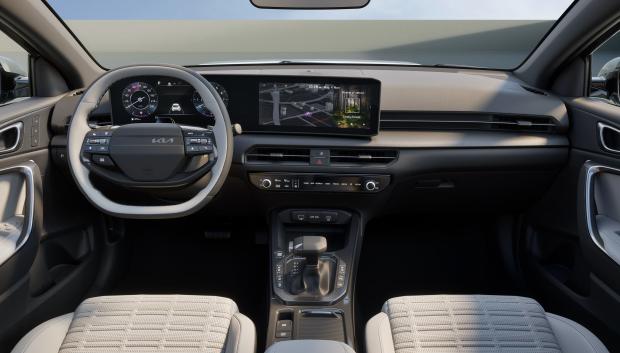 El interior, con doble pantalla, ahora más tecnológico