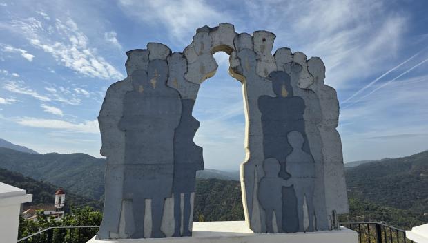 Una escultura se fusiona con el entorno natural privilegiado de Genalguacil