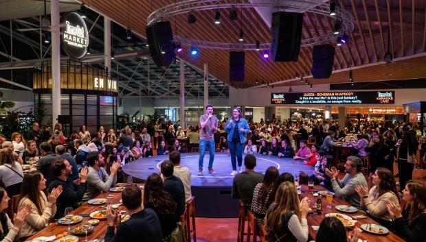 Imagen de archivo de una sesión de Karaoke en el TimeOut Market Barcelona.